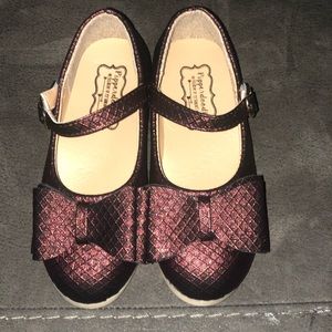 Brown shiny bow shoes